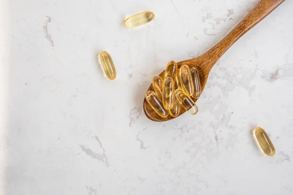 Capsules de vitamine jaune, capsule de gélatine molle avec médicament huileux et — Photo