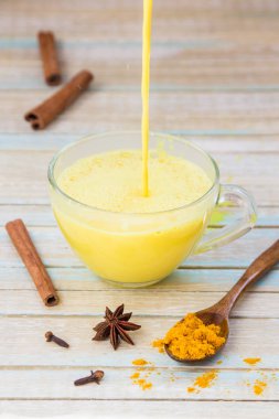 Altın zerdeçal süt bir fincan içine dökme. Sağlıklı ve aromatik de