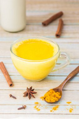 Altın zerdeçal süt tarçın ile. Sağlıklı ve aromatik Detoks b