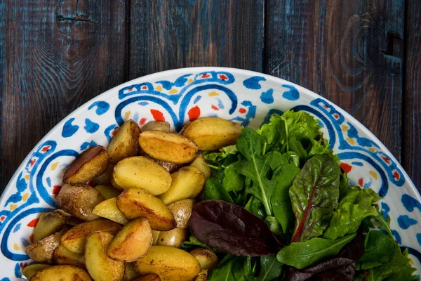 Patatas fritas, ensalada verde y tomates frescos en un pla grande — Foto de Stock