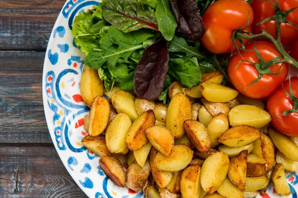 Baby smażone ziemniaki, Zielona sałata i świeżych pomidorów na duże pla — Zdjęcie stockowe