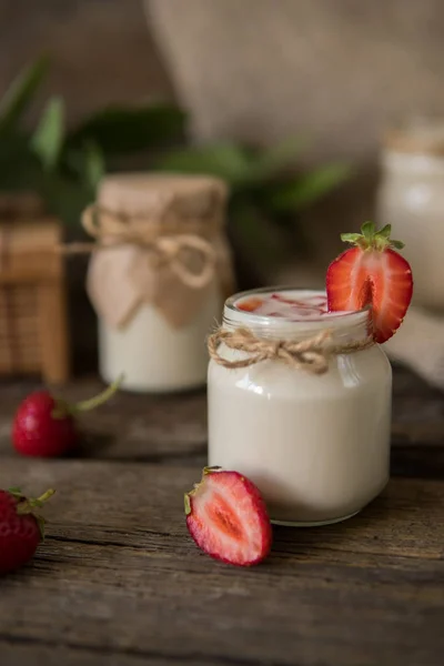 Organic yougurt em jarra com morango. Morango fresco com yo — Fotografia de Stock