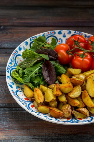煎土豆, 绿色沙拉和新鲜的西红柿在一个大解放军 — 图库照片