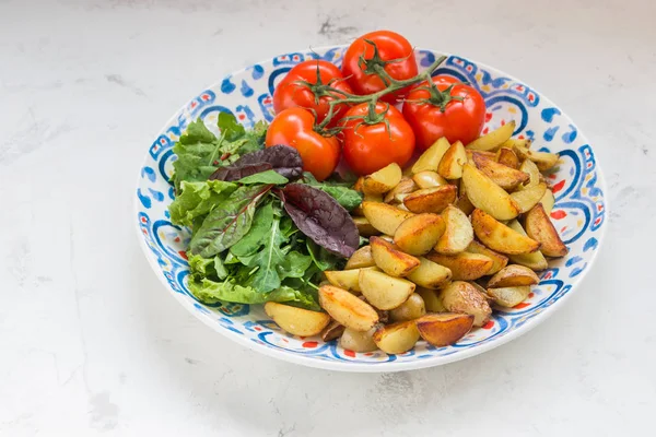 Patatas fritas, ensalada verde y tomates frescos en un pla grande — Foto de Stock