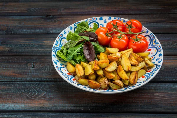 Smažené brambůrky, zelený salát a čerstvá rajčata na velké pla — Stock fotografie