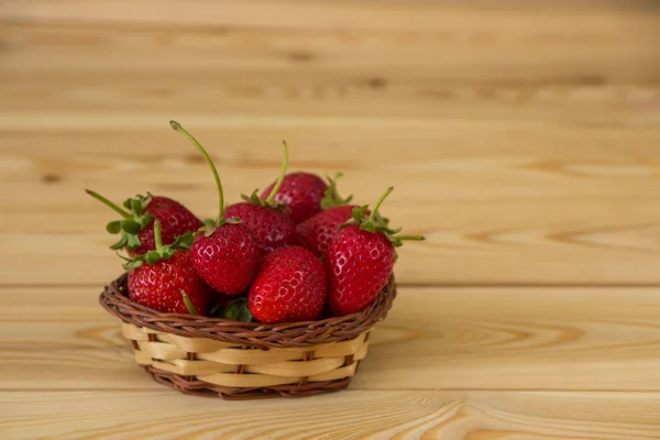 Aardbeien in een kleine mand. Verse aardbeien — Stockfoto