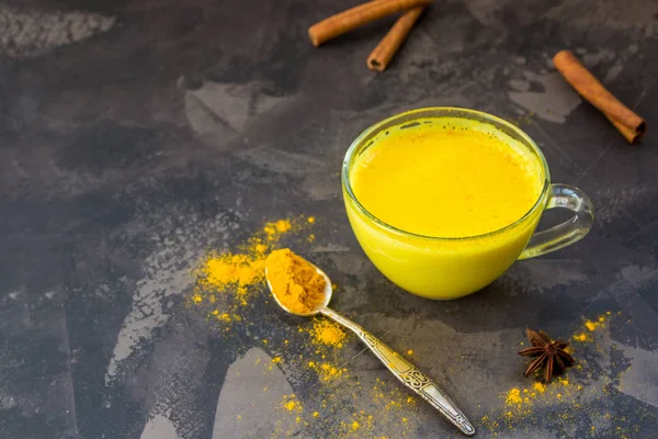 Altın zerdeçal süt tarçın ile. Sağlıklı ve aromatik Detoks b