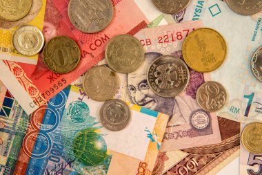 Birden çok ülkeye para. Banknot ve madeni paraların görünümü top