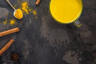 Altın zerdeçal süt tarçın ile. Sağlıklı ve aromatik Detoks b