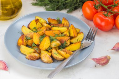 Bir tabak kızarmış patates. Bebek patates, yeşil, domates ve ga