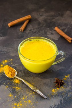 Altın zerdeçal süt tarçın ile. Sağlıklı ve aromatik Detoks b