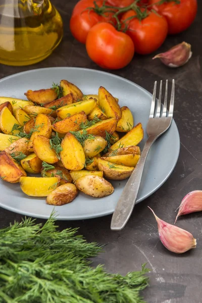튀김 아기 감자, 녹색, 토마토와 마늘 어두운 backgr에 — 스톡 사진