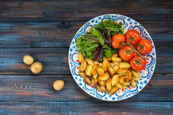 Sült burgonyával baba, zöld saláta és a friss paradicsom, a nagy pla — Stock Fotó