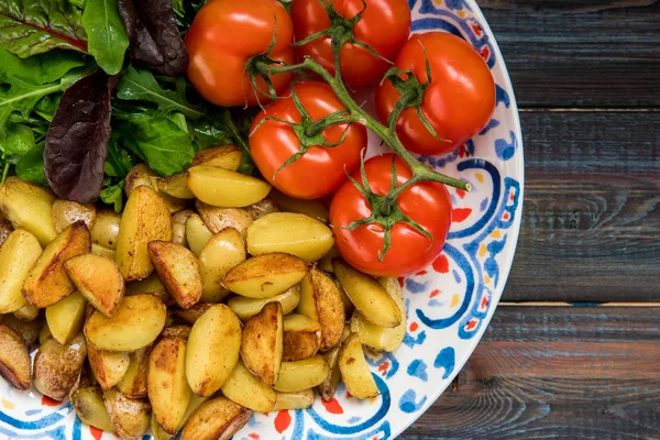 튀김 아기 감자, 그린 샐러드와 큰 pla에 신선한 토마토 — 스톡 사진