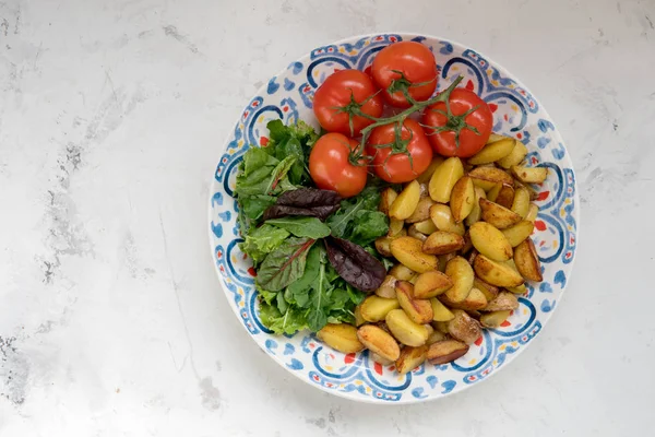 煎土豆, 绿色沙拉和新鲜的西红柿在一个大解放军 — 图库照片