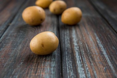 Bebek patates bir tablo. Çiğ patates 