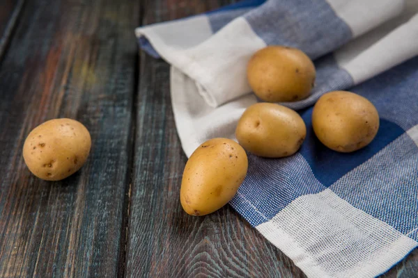 Картошка на столе. Сырой картофель — стоковое фото