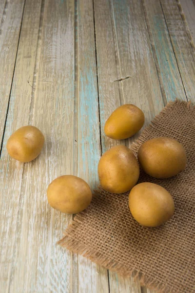 Babykartoffeln auf einem Tisch. rohe Kartoffeln — Stockfoto