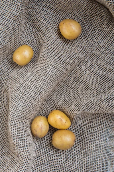 Ziemniakami na stole. Surowe ziemniaki — Zdjęcie stockowe