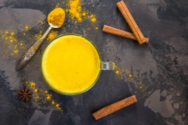 Altın zerdeçal süt tarçın ile. Sağlıklı ve aromatik Detoks b