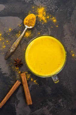 Altın zerdeçal süt tarçın ile. Sağlıklı ve aromatik Detoks b