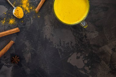 Altın zerdeçal süt tarçın ile. Sağlıklı ve aromatik Detoks b