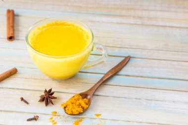 Altın zerdeçal süt tarçın ile. Sağlıklı ve aromatik Detoks b