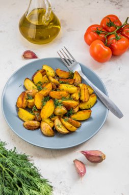 Bir tabak kızarmış patates. Bebek patates, yeşil, domates ve ga