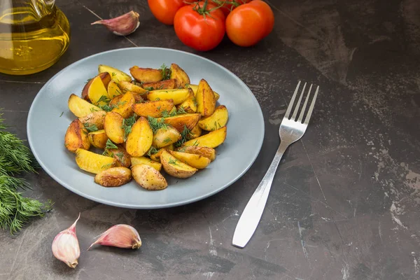 Patatas fritas, verdes, tomates y ajo en un fondo oscuro — Foto de Stock