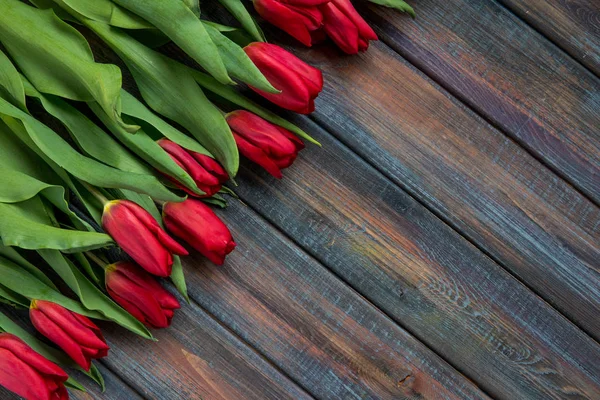 Bovenaanzicht van het rode tulpen met kopie vriendelij — Stockfoto