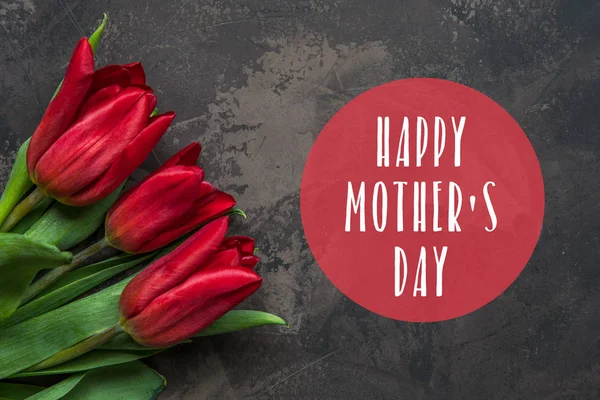 Tarjeta Feliz Día de la Madre con tulipanes rojos — Foto de Stock