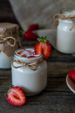 Organik yoğurt çilek kavanoza. Taze çilek ile yo