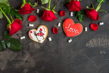 Kırmızı gül ve tanımlama bilgisi metin aşk, karanlık adam ile kalp şeklinde