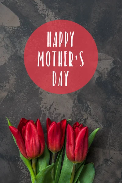 Tarjeta Feliz Día de la Madre con tulipanes rojos — Foto de Stock