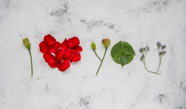 Te amo - hecho de flores, pétalos y hojas — Foto de Stock