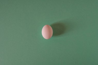 Beyaz yumurta bir yeşil arka plan Üstten Görünüm