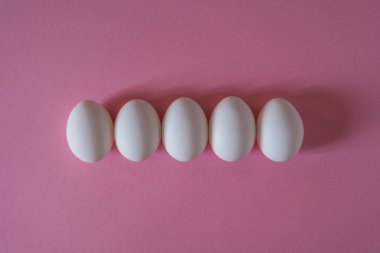 Beyaz pembe arka plan üstten görünüm üzerinde yumurta