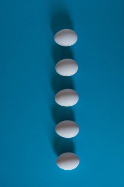 Beyaz bir mavi arka plan üstten görünüm üzerinde yumurta