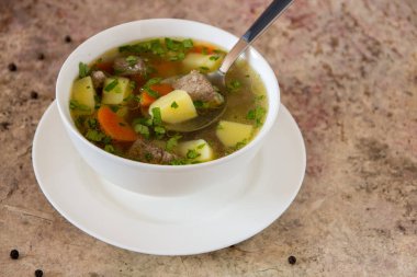 Et, patates ve havuç çorbası. Beyaz bir kase işkembe çorbası