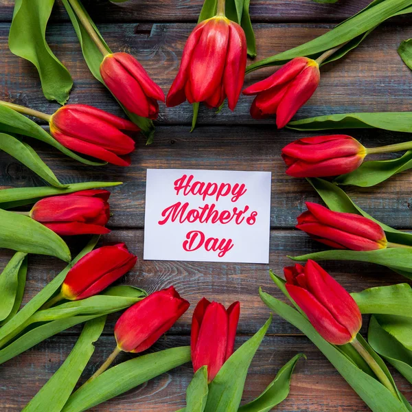 Tarjeta Feliz Día de la Madre con tulipanes rojos — Foto de Stock