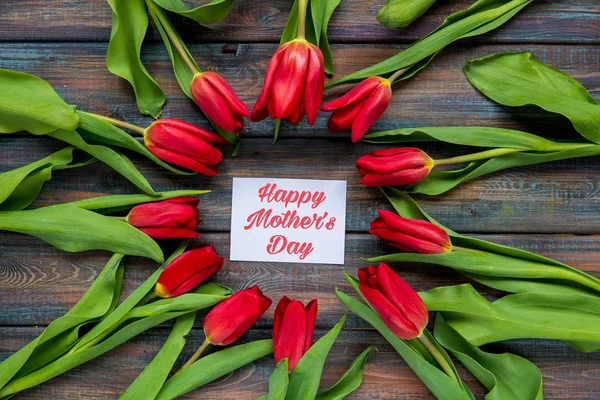 Tarjeta Feliz Día de la Madre con tulipanes rojos — Foto de Stock