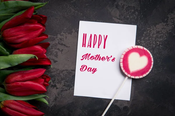 Tarjeta Feliz Día de la Madre con tulipanes rojos — Foto de Stock