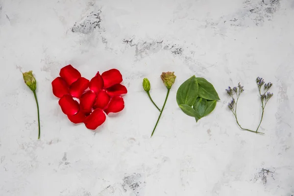 Te amo - hecho de flores, pétalos y hojas — Foto de Stock