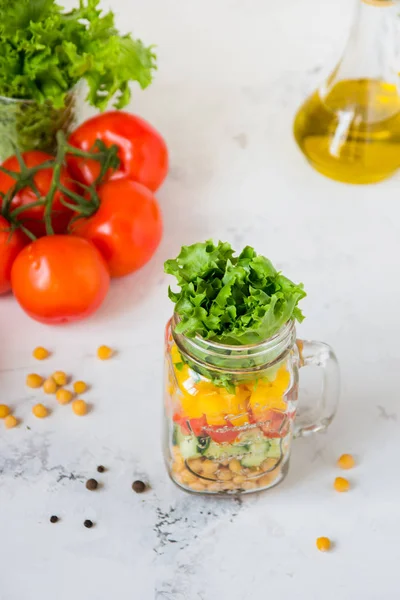 Salad in a jar. Homemade healthy salad from chickpea, tomato, ye — Stock Photo, Image