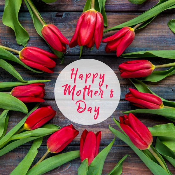 Tarjeta Feliz Día de la Madre con tulipanes rojos — Foto de Stock