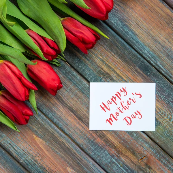 Tarjeta Feliz Día de la Madre con tulipanes rojos — Foto de Stock