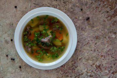 Et, patates ve havuç çorbası. Beyaz bir kase işkembe çorbası