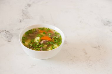 Et, patates ve havuç çorbası. Beyaz bir kase işkembe çorbası, 