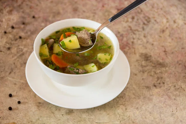 肉、ジャガイモとニンジンのスープ。白いボウルに牛肉のスープ — ストック写真