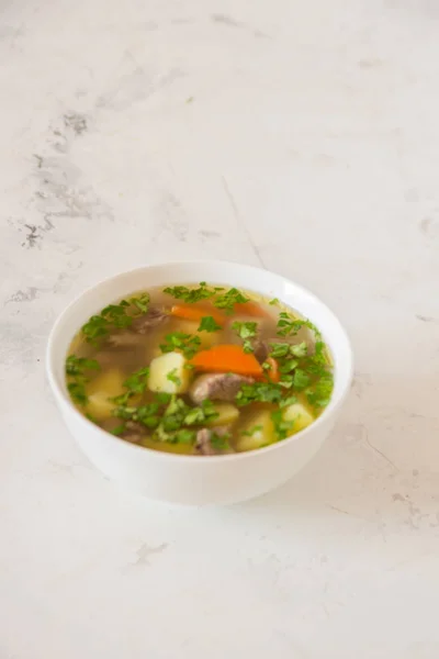 肉、ジャガイモとニンジンのスープ。白いボウルに牛肉のスープ, — ストック写真